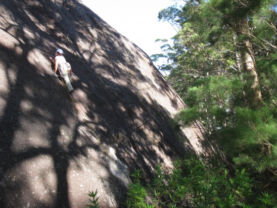 Dena Rao leading first pitch of Granitarium (17), Mt Frankland. Photo by Jena McDowall.